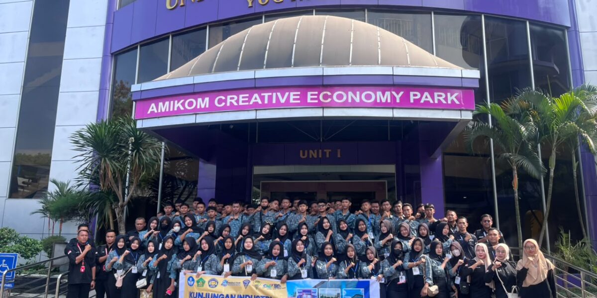 Kunjungan SMK Istiqlal Sidomulyo OKU Timur ke Amikom