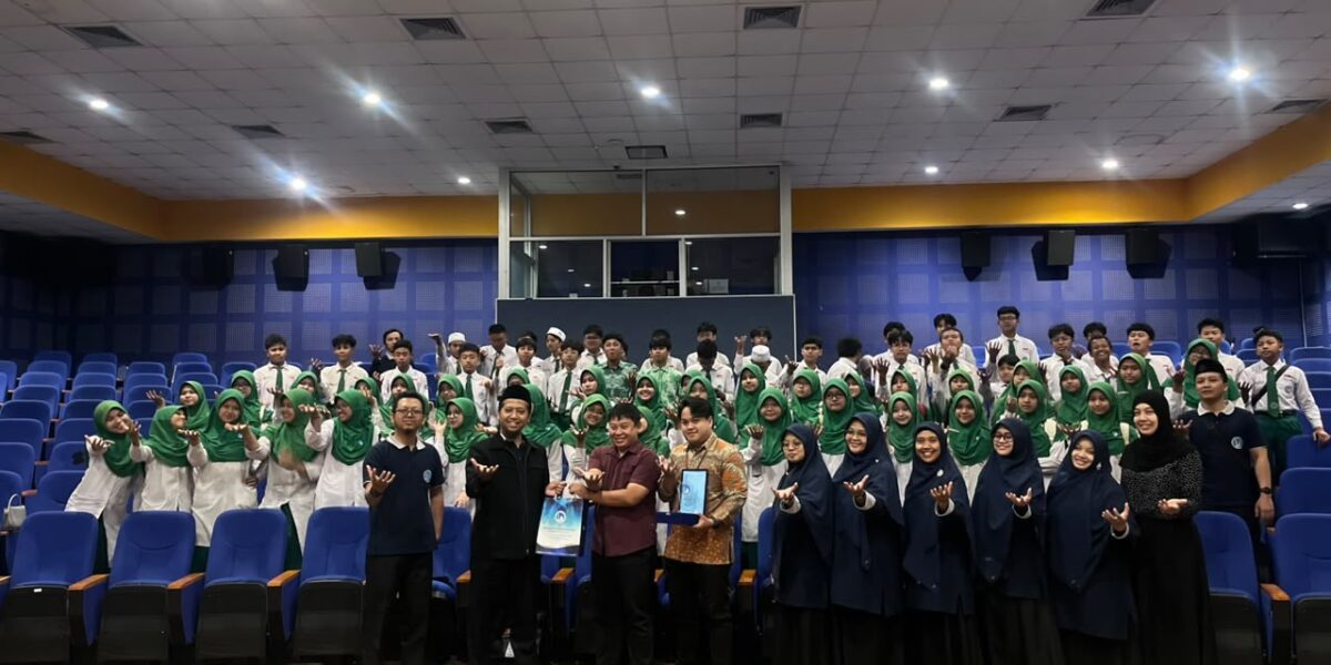 SMP Islam Al Azhar 21 Solo Kunjungi Universitas Amikom Yogyakarta